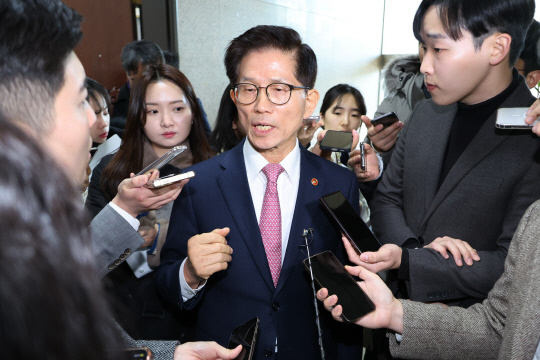 김문수(가운데) 고용노동부 장관이 4일 열린 '반도체특별법 주52시간제 특례 도입을 위한 당정협의회'를 마치고 나와 취재진 질문에 답하고 있다. [연합뉴스]